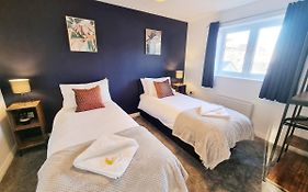 Stylish 3 Bedrooms & 2 Bathrooms House, Free Parking On Premises!